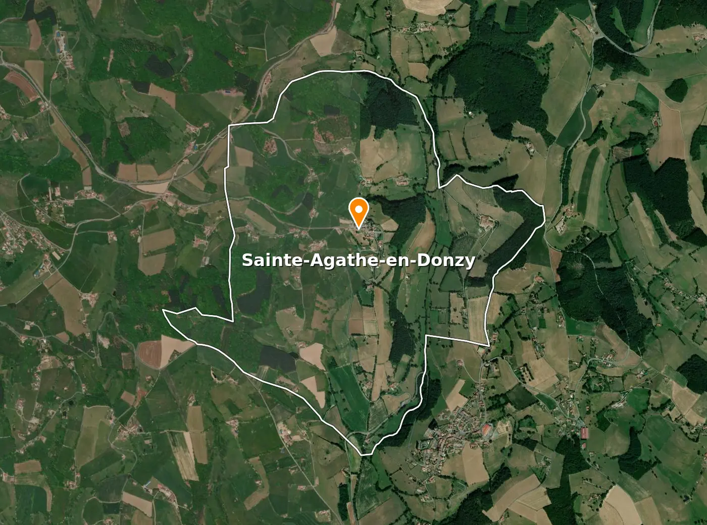 Vue satellite de la commune de Sainte-Agathe-en-Donzy avec son contour